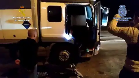 Desarticulado un grupo criminal que se dedicaba a robar camiones y sus mercancías en la A-2 Desarticulado un grupo criminal que se dedicaba a robar camiones y sus mercancías en la A-2