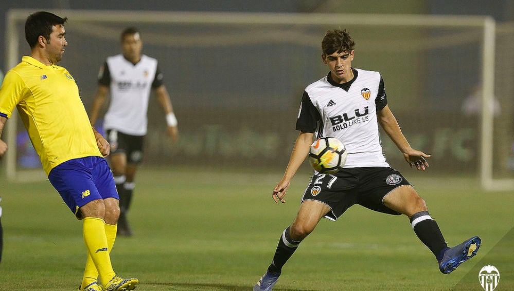Gonzalo Villar debutó con la primera plantilla del Valencia en el amistoso ante el Al-Nassr, a las órdenes de Marcelino.