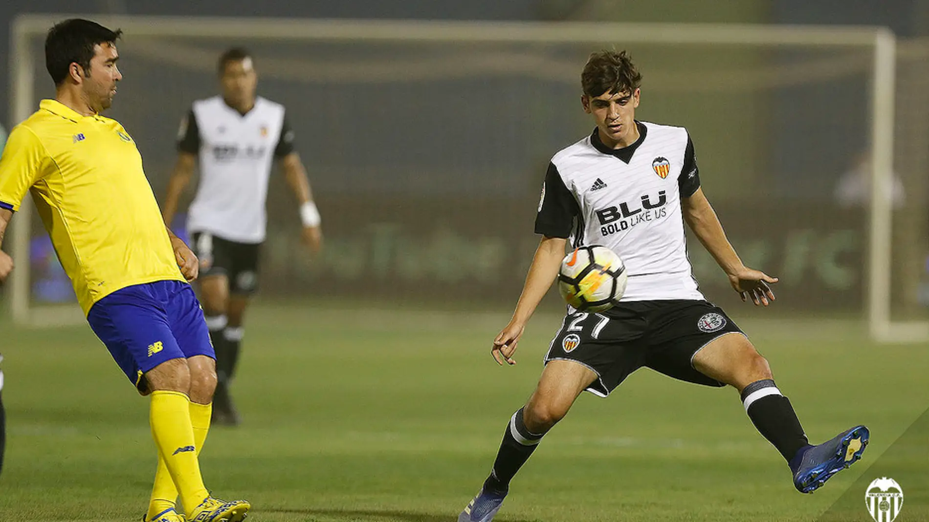 Gonzalo Villar debutó con la primera plantilla del Valencia en el amistoso ante el Al-Nassr, a las órdenes de Marcelino.
