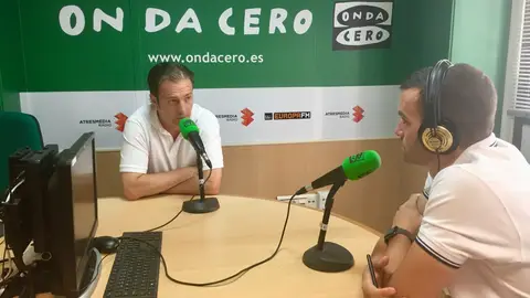 El presidente del Club Balonmano Elche, Juan Antonio Asencio 'Maier', entrevistado por el periodista Monserrate Hernández. BALONMANO