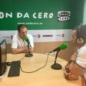 El presidente del Club Balonmano Elche, Juan Antonio Asencio 'Maier', entrevistado por el periodista Monserrate Hernández.