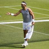 Rafa Nadal entrena en la pista de hierba
