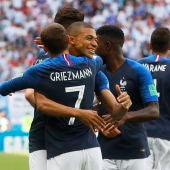 Los jugadores franceses celebran un gol ante Argentina