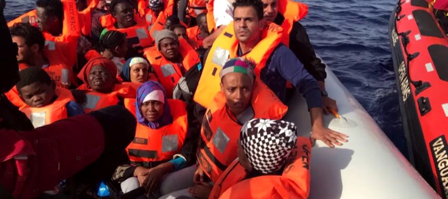 Un barco de Proactiva Open Arms con 60 inmigrantes rescatados intentará atracar en Barcelona Un barco de Proactiva Open Arms con 60 inmigrantes rescatados intentará atracar en Barcelona