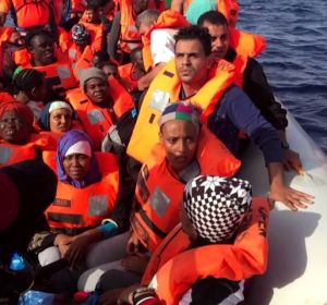 Un barco de Proactiva Open Arms con 60 inmigrantes rescatados intentará atracar en Barcelona Un barco de Proactiva Open Arms con 60 inmigrantes rescatados intentará atracar en Barcelona