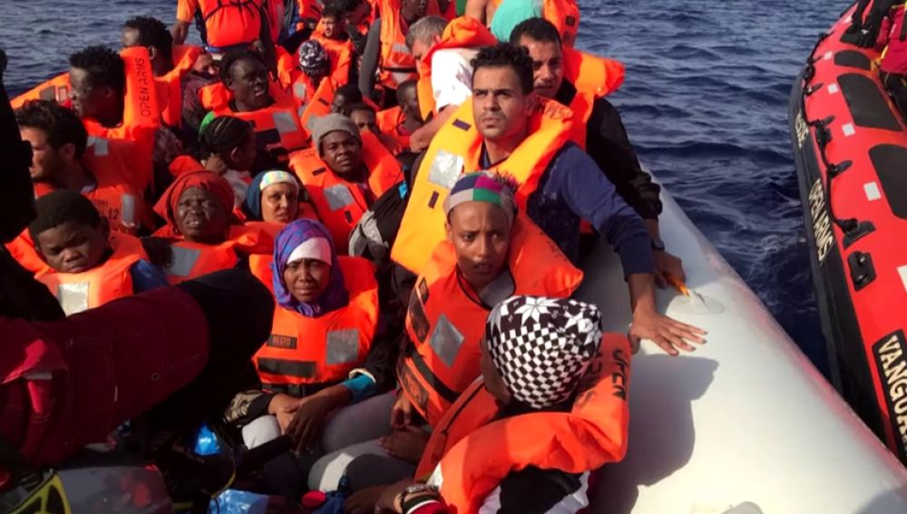 Un barco de Proactiva Open Arms con 60 inmigrantes rescatados intentará atracar en Barcelona