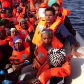 Un barco de Proactiva Open Arms con 60 inmigrantes rescatados intentará atracar en Barcelona
