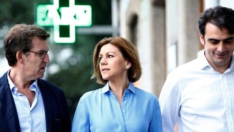 Mar&iacute;a Dolores de Cospedal acompa&ntilde;ada por Alberto N&uacute;&ntilde;ez Feij&oacute;o y Diego Calvo