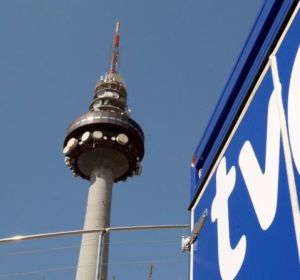 Vista de la torre el "Pirulí", centro de comunicaciones de RTVE Vista de la torre el "Pirulí", centro de comunicaciones de RTVE