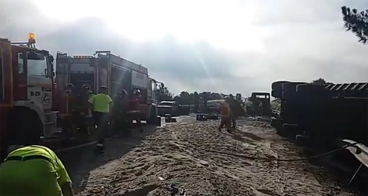 Sofocado el incendio del camión de gasóleo en la A-49, que deja un herido grave Sofocado el incendio del camión de gasóleo en la A-49, que deja un herido grave
