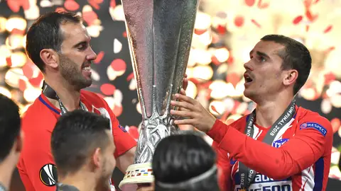 Griezmann y Godín levantan la Europa League Griezmann y Godín levantan la Europa League
