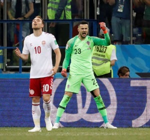 Subasic celebra un penalti parado ante Eriksen Subasic celebra un penalti parado ante Eriksen