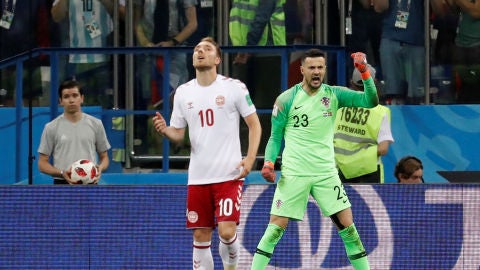 Subasic celebra un penalti parado ante Eriksen