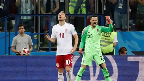 Subasic celebra un penalti parado ante Eriksen Subasic celebra un penalti parado ante Eriksen