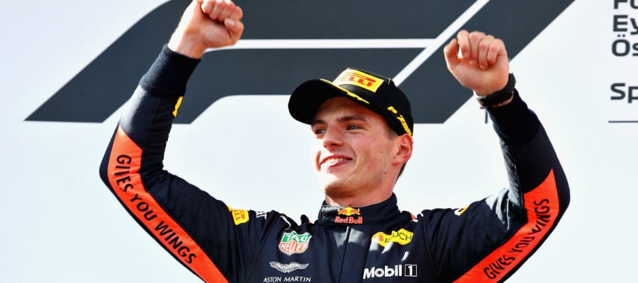 Max Verstappen celebra una victoria Max Verstappen celebra una victoria