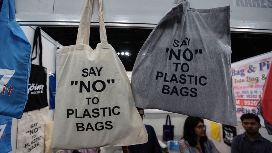Bolsas de tela con el mensaje: 'Di no a las bolsas de pl&aacute;stico'