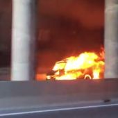 El aparatoso incendio de un vehículo provoca el corte del tráfico en la M40 en ambos sentidos