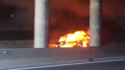 El aparatoso incendio de un vehículo provoca el corte del tráfico en la M40 en ambos sentidos El aparatoso incendio de un vehículo provoca el corte del tráfico en la M40 en ambos sentidos