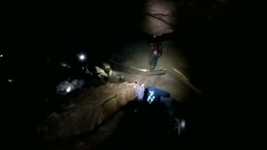 Hallan vivos a 12 escolares y su monitor perdidos en una cueva tailandesa Hallan vivos a 12 escolares y su monitor perdidos en una cueva tailandesa