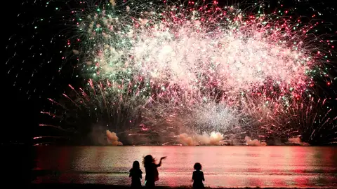El espectáculo de fuegos artificiales (02-07-2018) Fuegos artificiales en Mindil Beach, en Australia