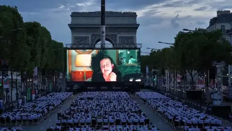 La improvisada sala de cine en los Campos Elíseos La improvisada sala de cine en los Campos Elíseos
