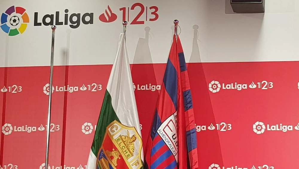 La bandera del Elche CF ya ondea junto a la del resto de equipos de Segunda División.