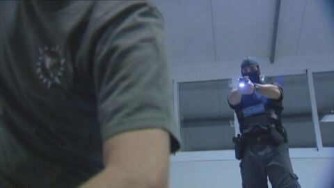 Los sindicatos policiales urgen a Interior para que permita el uso de defensas extensibles y pistolas Taser