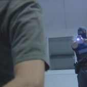 Los sindicatos policiales urgen a Interior para que permita el uso de defensas extensibles y pistolas Taser