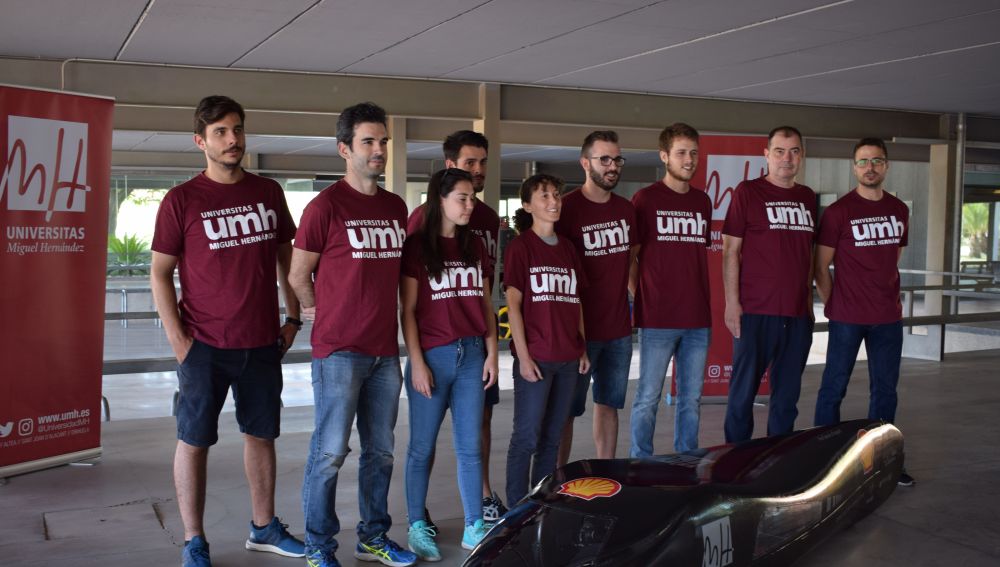 Estudiantes de la UMH junto al prototipo Datil'18