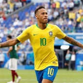 Neymar celebra su gol con la selección brasileña