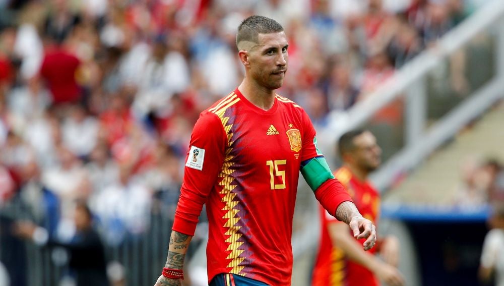 Sergio Ramos, con gesto contrariado en el partido de la selección española