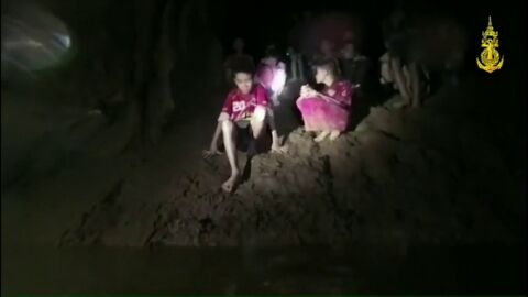Localizan con vida a los 12 ni&ntilde;os y el adulto desaparecidos hace m&aacute;s de una semana en una cueva de Tailandia 