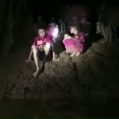 Localizan con vida a los 12 niños y el adulto desaparecidos hace más de una semana en una cueva de Tailandia 