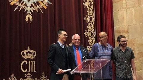 Asier Moneva tras recoger en reconocimiento en Oviedo