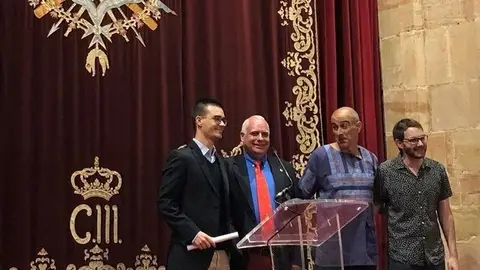 Asier Moneva tras recoger en reconocimiento en Oviedo Asier Moneva tras recoger en reconocimiento en Oviedo