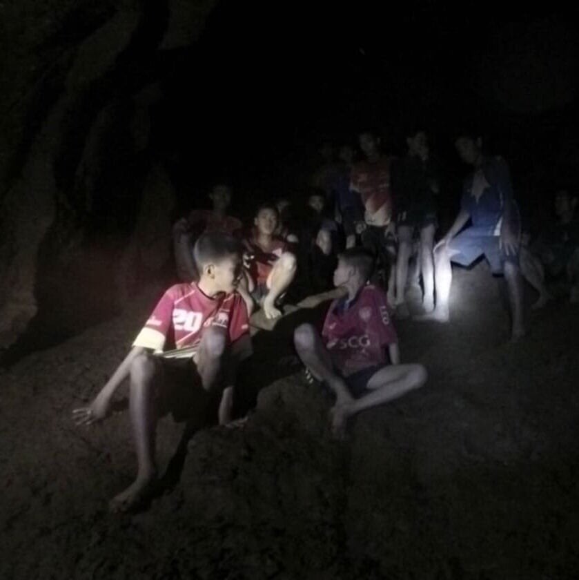 La tranquilizadora carta de los niños y el adulto atrapados en la cueva de Tailandia: "Estamos bien" La tranquilizadora carta de los niños y el adulto atrapados en la cueva de Tailandia: "Estamos bien"