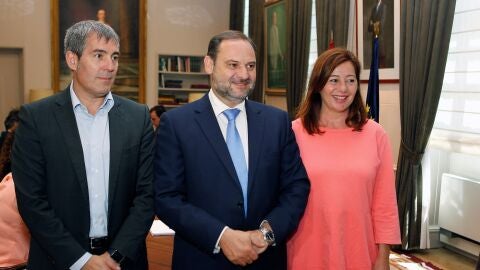 El ministro de Fomento, Jos&eacute; Luis &Aacute;balos (c), recibe a los presidentes de Canarias, Fernando Clavijo (i), y Baleares, Francina Armengol