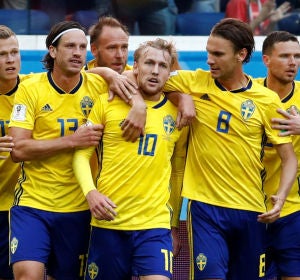 Forsberg celebra su gol con sus compañeros de Suecia Forsberg celebra su gol con sus compañeros de Suecia