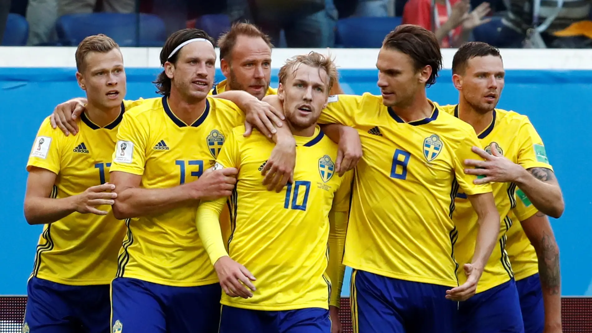 Forsberg celebra su gol con sus compañeros de Suecia