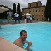 Matteo Salvini se da un baño en la piscina de una villa confiscada a un capo de la mafia