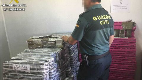 Agentes de la Guardia Civil junto al hach&iacute;s incautado en Crevillent