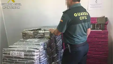 Agentes de la Guardia Civil junto al hachís incautado en Crevillent Agentes de la Guardia Civil junto al hachís incautado en Crevillent