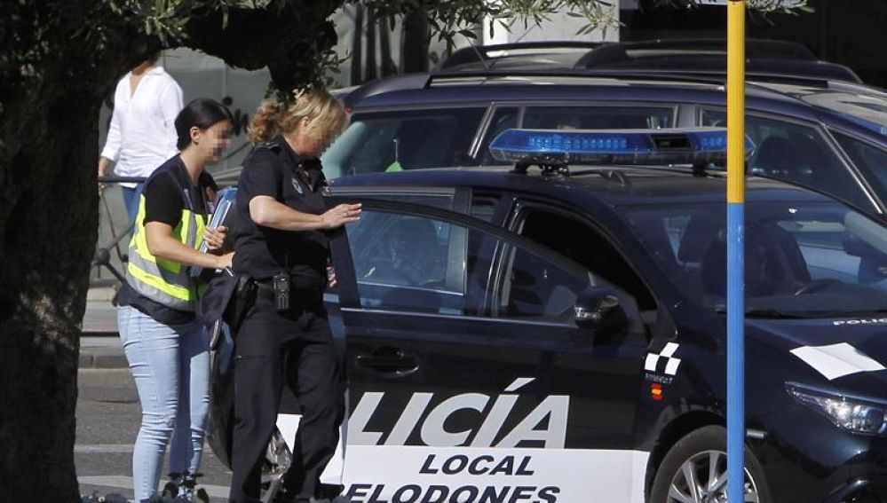 Dos policías locales durante la 'operación Enredadera'