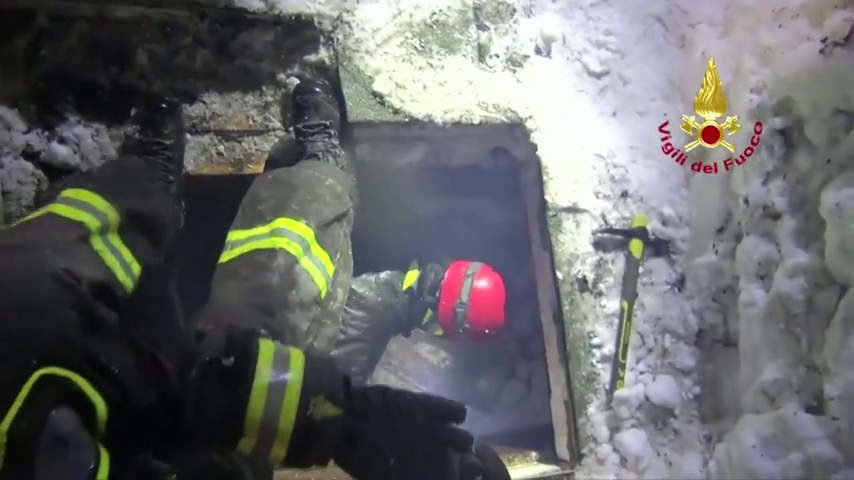 Varios soldados acompañan a los niños atrapados en la cueva tailandesa Varios soldados acompañan a los niños atrapados en la cueva tailandesa