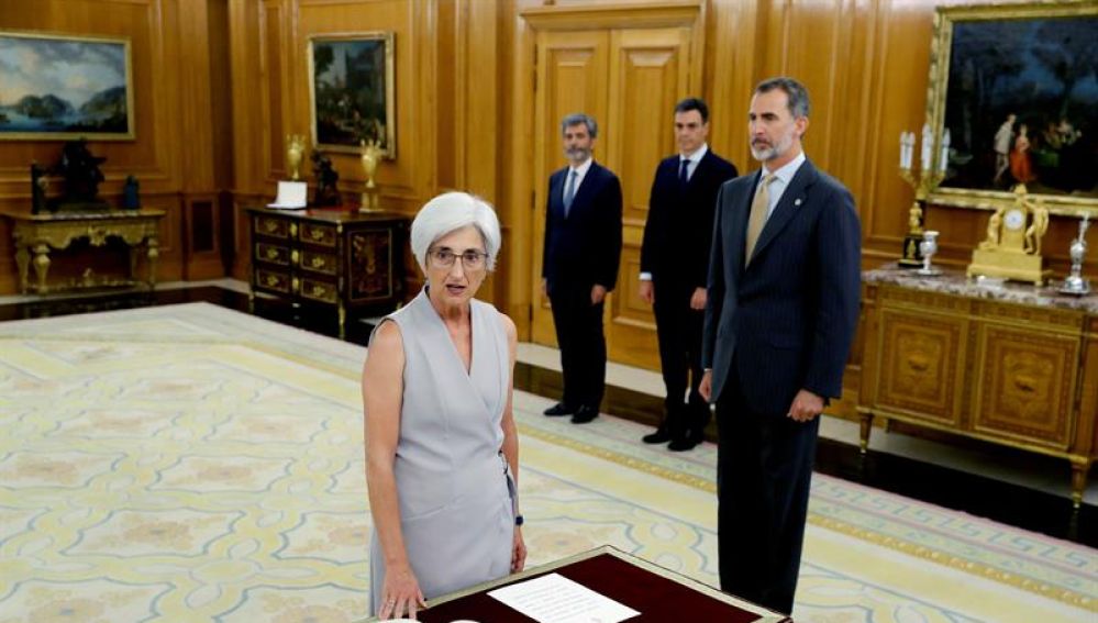 La nueva fiscal general del Estado, María José Segarra, promete su cargo ante Felipe VI