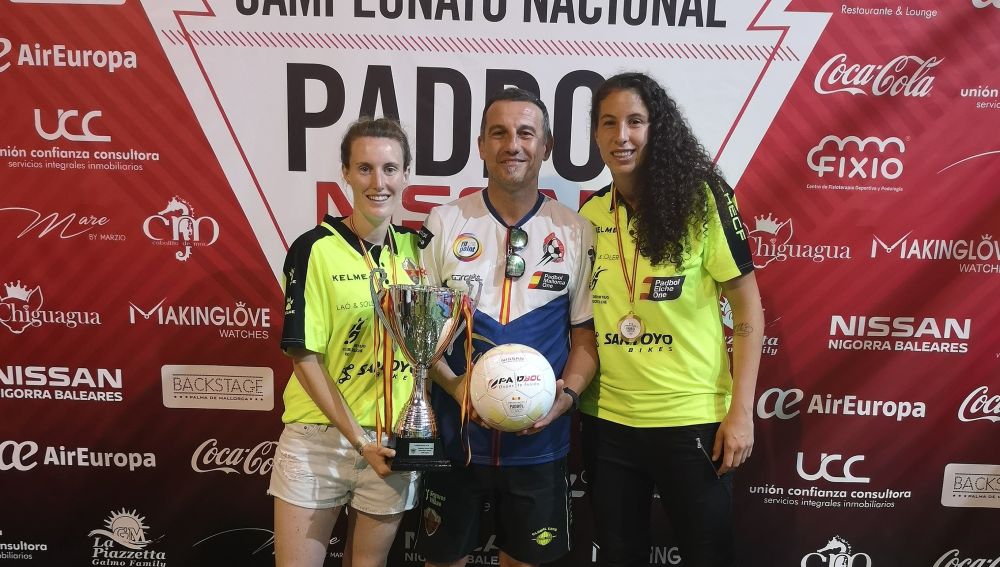 Las campeonas de España Autumm Wheeler y Patricia Flores, junto al responsable y jugador del Club Indoor Elche, Julián Serrano.