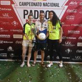 Las campeonas de España Autumm Wheeler y Patricia Flores, junto al responsable y jugador del Club Indoor Elche, Julián Serrano.