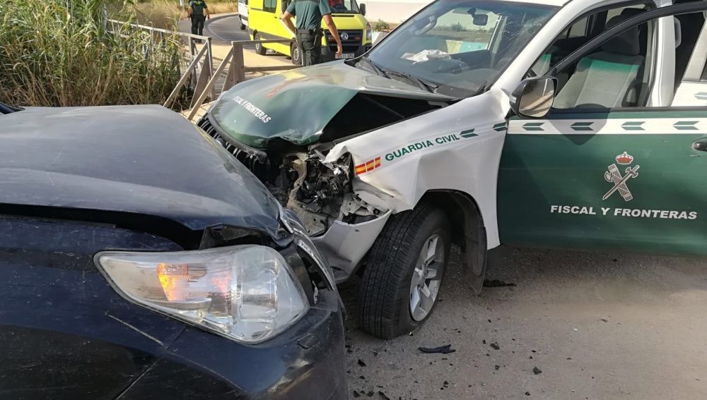 Narcotraficantes embisten a la Guardia Civil para intentar huir en La Línea