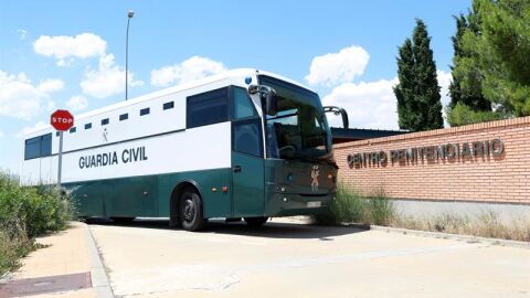 Furg&oacute;n policial que transporta a Junqueras, Romeva, S&aacute;nchez y Cuixart