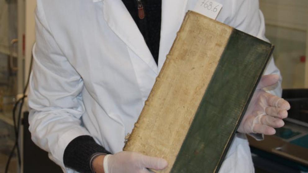 Manel Loureiro | Unos bibliotecarios daneses encuentran unos libros del siglo XVI preparados para matar Manel Loureiro | Unos bibliotecarios daneses encuentran unos libros del siglo XVI preparados para matar